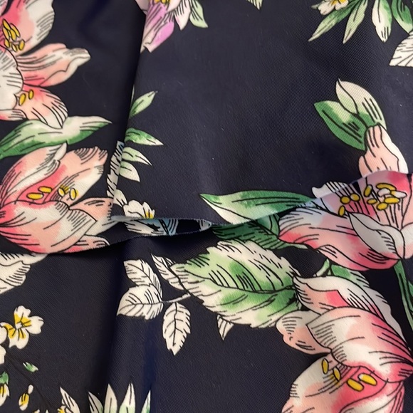 Shape Solver Top with Flowers on Navy Blue Background Ruffles - Picture 2 of 9